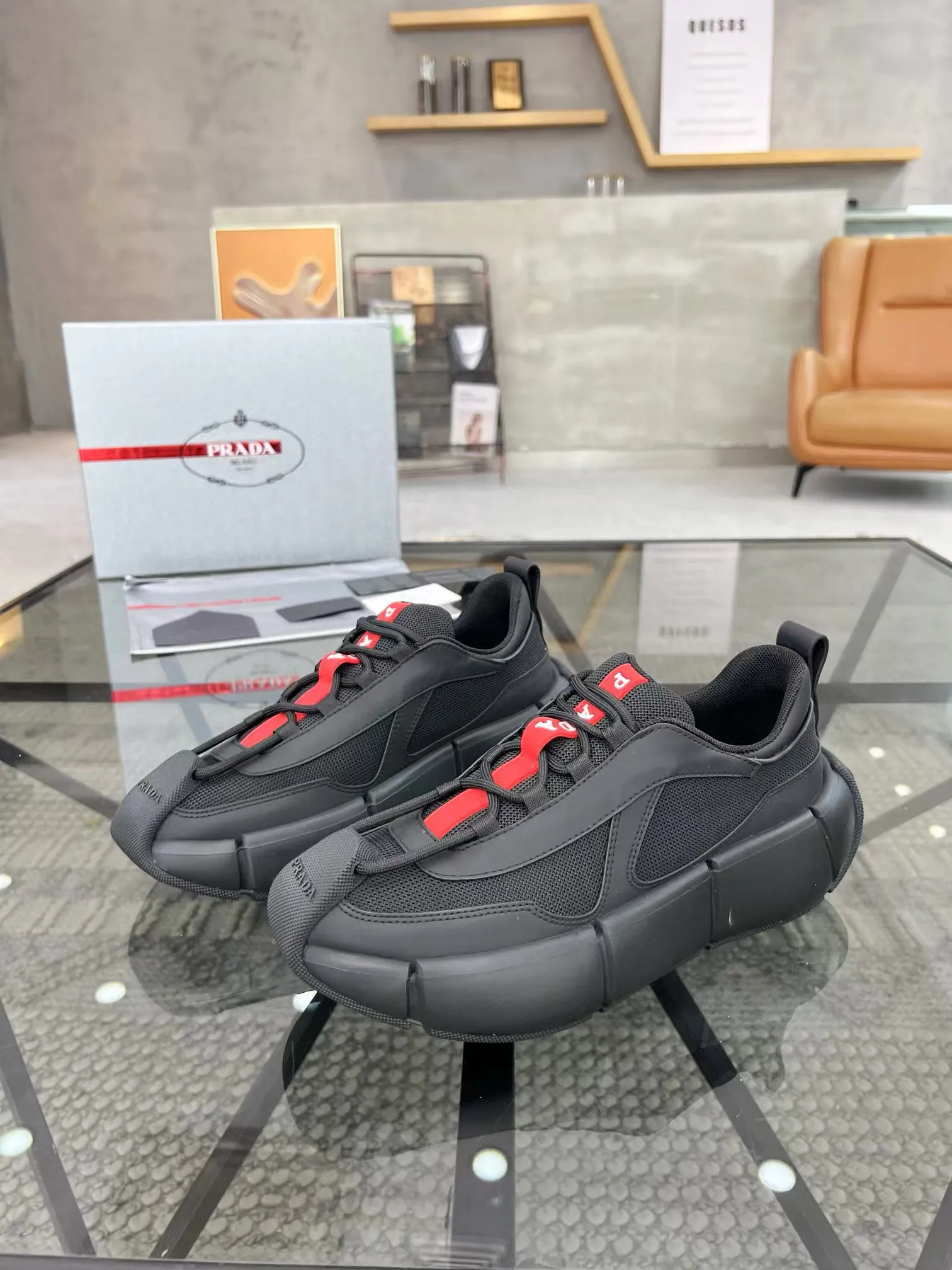 Factory price: 480💰Prada new men's leather sports shoes, the highest version on the market, any comparison is welcome🆚! The original leather has excellent texture and is super high-end! Fetal sheep net lining imported from Italy, removable pad! Luxurious materials and fine workmanship, highly recommended! Code number: 38-44, customized 45